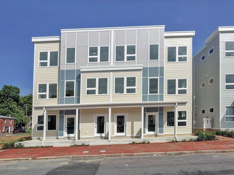 Primary Photo - 1215 Bainbridge St