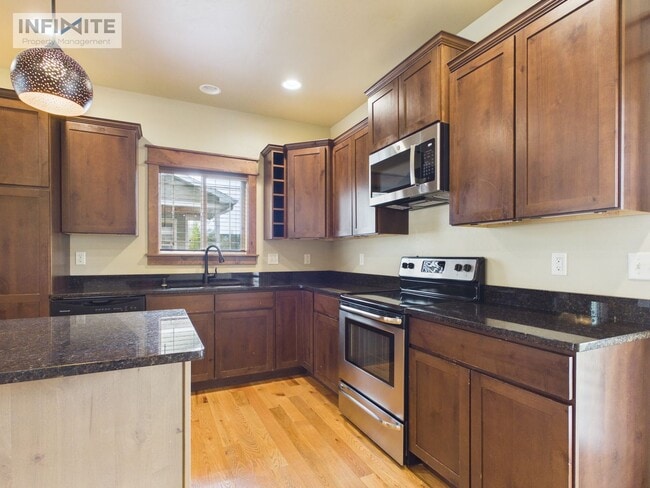 Building Photo - 4 Bedroom Home with Spacious Yard