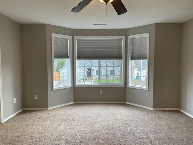 Building Photo - HALF MONTH FREE OF RENT Spacious 5 Bedroom Home! Granite Counters! Pet friendly! Tons of Room for...