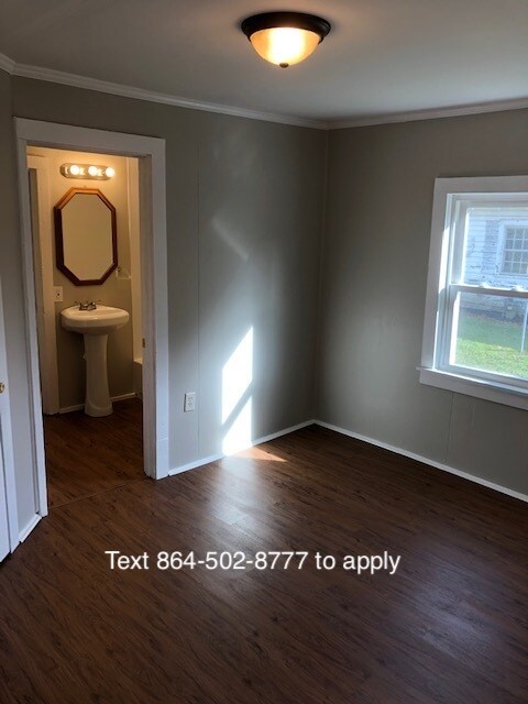 Full bathroom - 1910 Martin Ave