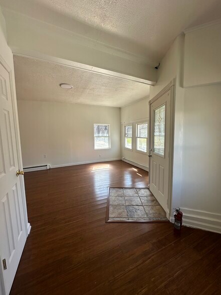 Building Photo - 107 N Bridge St