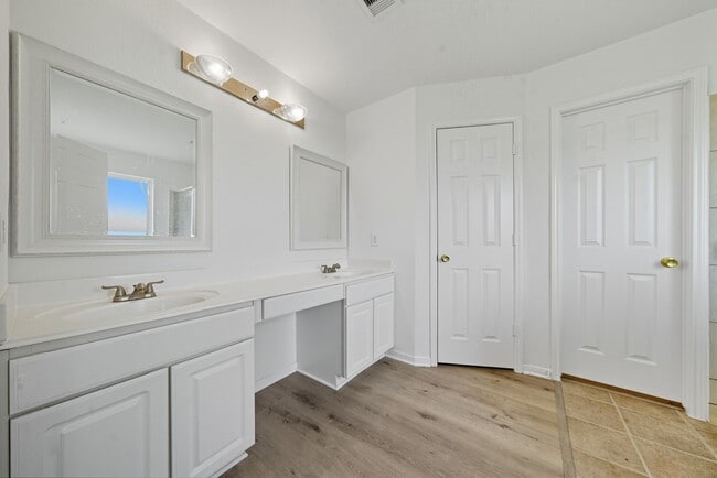 Building Photo - 14730 Fir Knoll Way