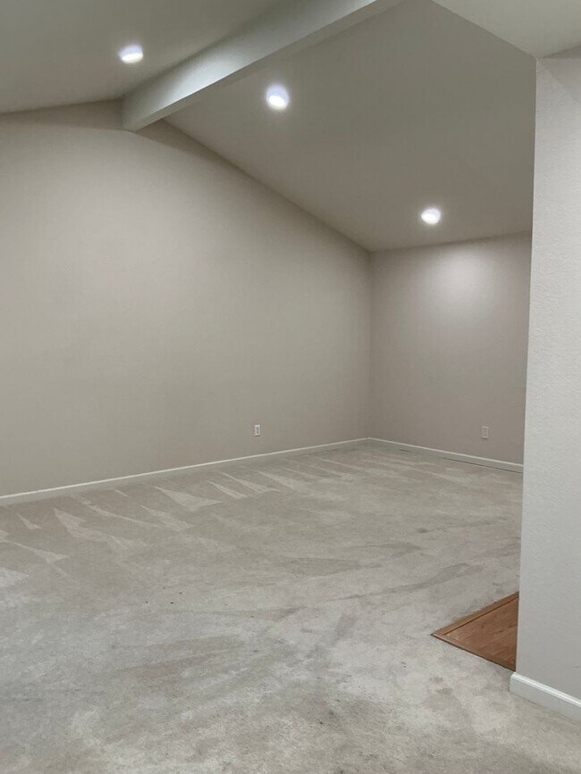 Building Photo - Spacious 3-Bedroom Condo in a Prime, Convenient Location