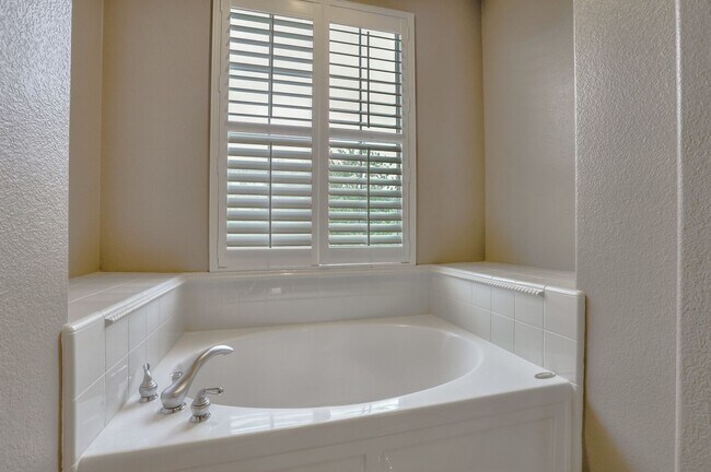 Building Photo - UPGRADED HOME WITH POPULAR FLOOR PLAN ELEG...