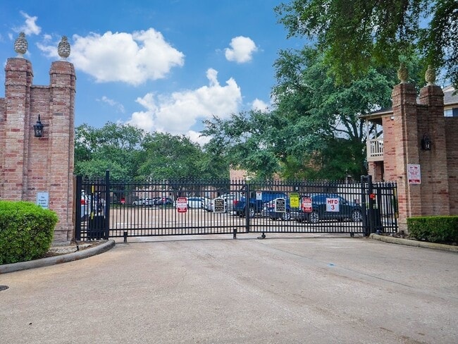 Building Photo - 2255 Braeswood Park Dr
