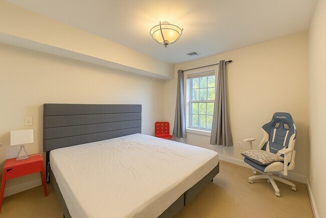 Building Photo - 463 Rutherford Ave