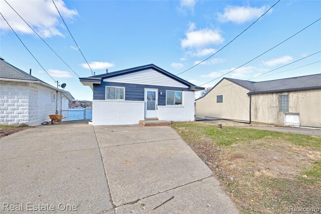 Building Photo - 1982 S Ortonville Rd