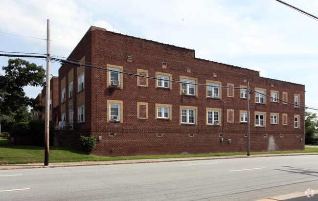 Building Photo - Oakwood Apartments