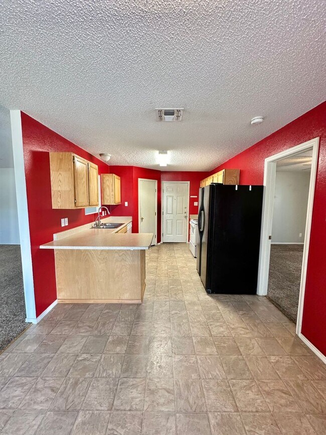 Building Photo - COMING AUGUST 2026 - 5 Bedroom Home in PaulAnn Neighborhood!