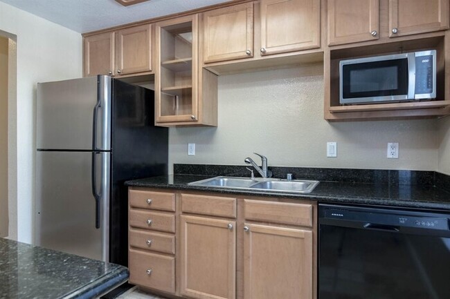 Building Photo - Modesto 2 Bedroom 2 Bath Condo "Parkview V...