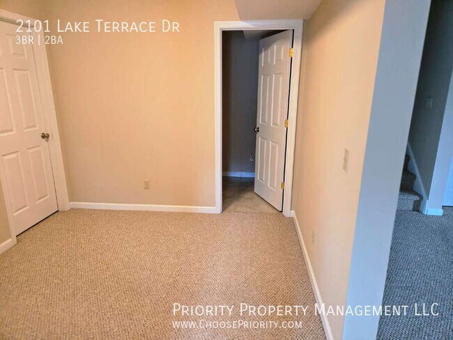 Building Photo - 2101 Lake Terrace Dr