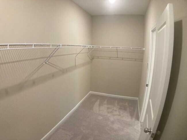 Building Photo - Stylish & Low-Maintenance Living in Oakleaf Community