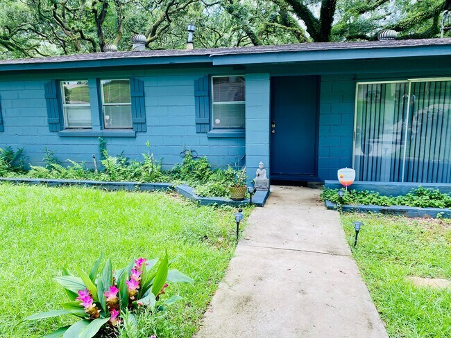 Building Photo - 5263 Sybel Dr