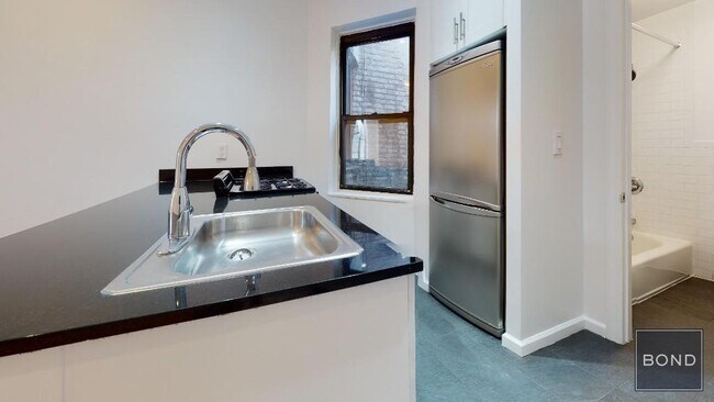 Building Photo - 335 E 92nd St