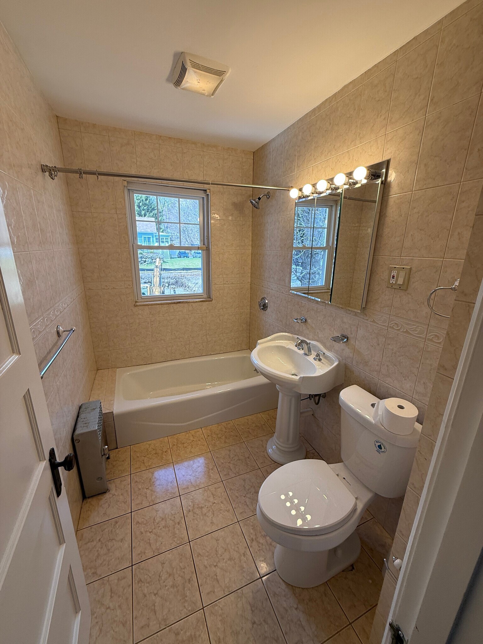 Building Photo - 612 Grove St