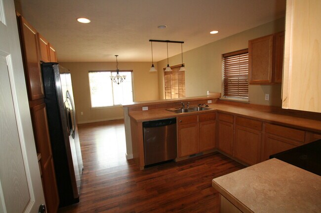 Building Photo - Single Family home in the heart of town!