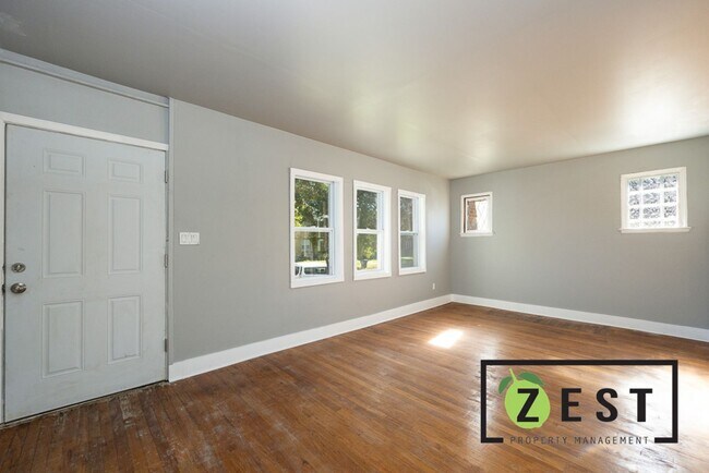 Building Photo - 5235 Haverhill St