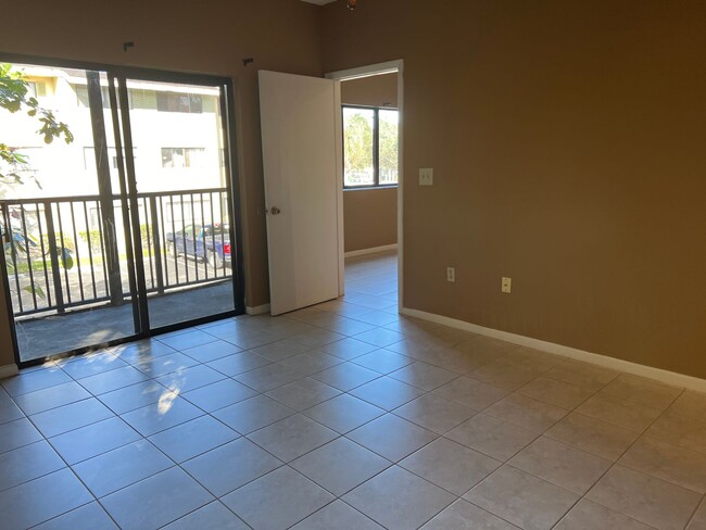 Building Photo - Pretty, updated 1 bed, 1 bath in Fort Lauderdale