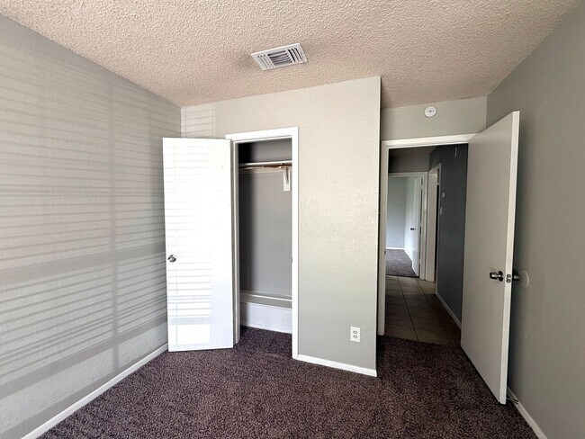 Building Photo - 1021-1023 Vera Court