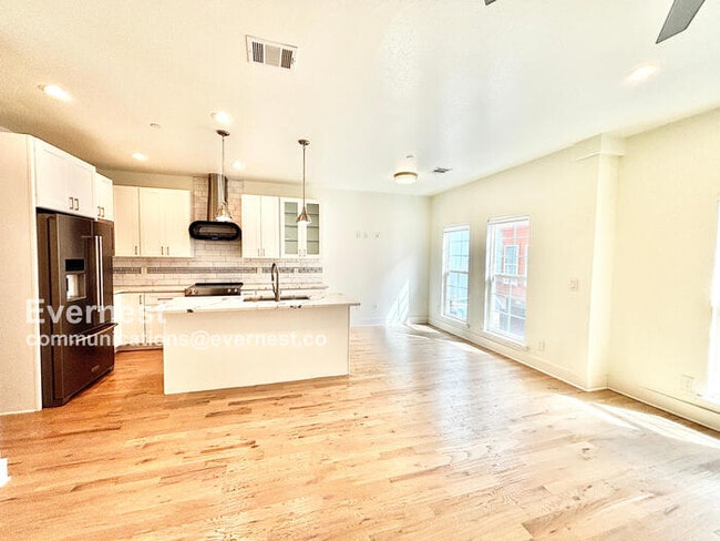 Building Photo - 2318 Stutz Dr