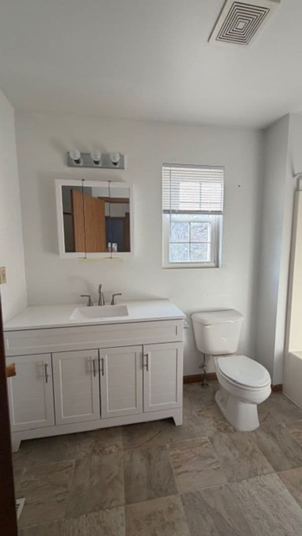 Building Photo - 696 James St