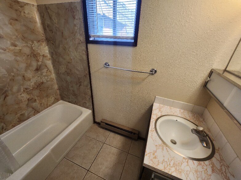 Building Photo - 1214 E 3rd St