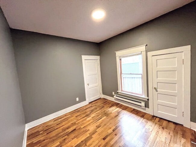 Building Photo - Your Cozy Tacoma Retreat in the Heart of t...