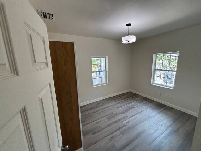 Building Photo - 1529 Providence Rd