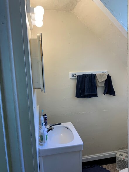 Bath - 1284 Highland St