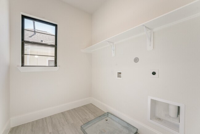 Building Photo - 12016 Royal Oaks Banner Wy