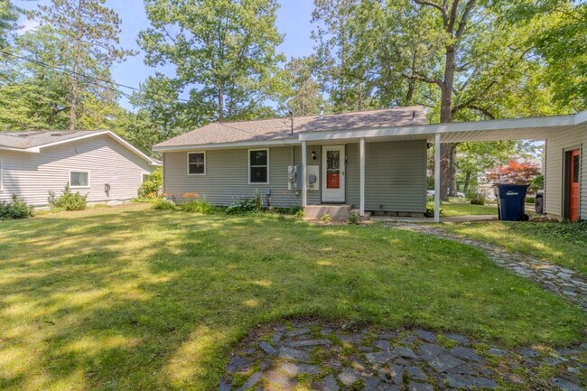 Building Photo - The Little Bungalow of Your Dreams Near East Bay! 2BR / 1BA Long-Term Rental