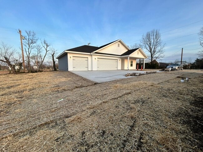 Building Photo - 3805 Creswell Dr
