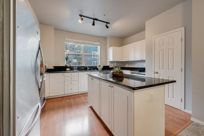 Building Photo - 2 bd 1.75 bath Lynnwood Townhome  availabl...