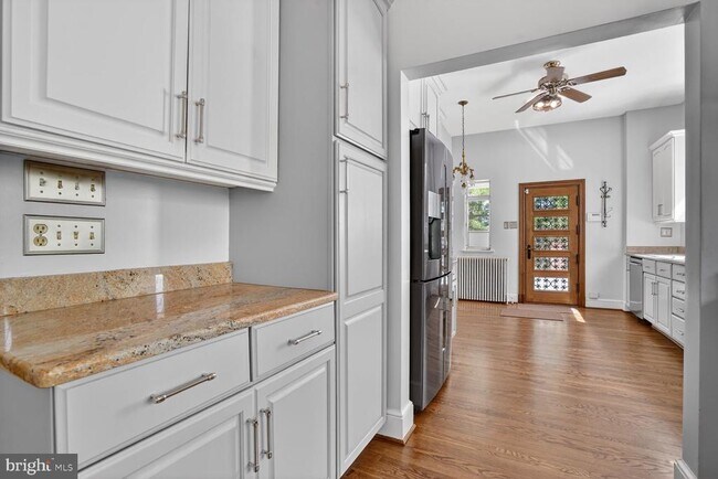 Building Photo - 5553 Little Falls Rd