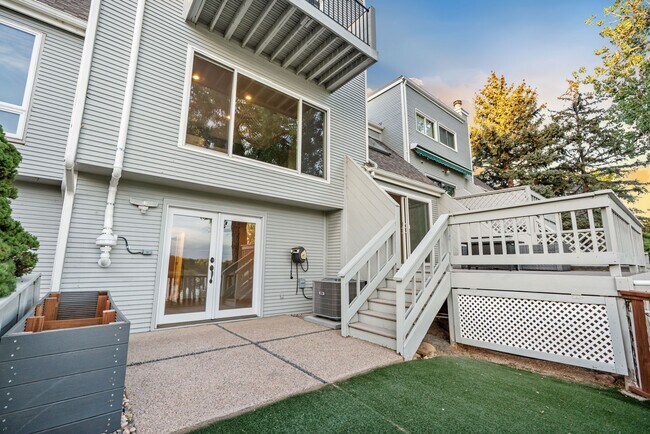Building Photo - Lakeside living in 3-bedroom, multi-story ...