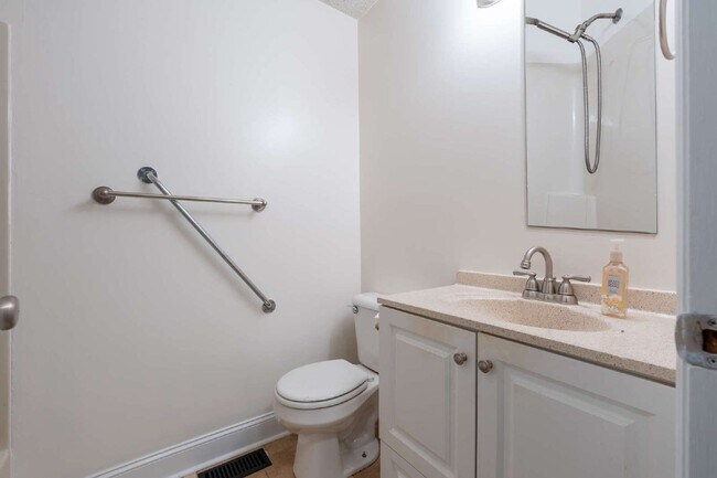 Building Photo - 207 Whitnel Dr