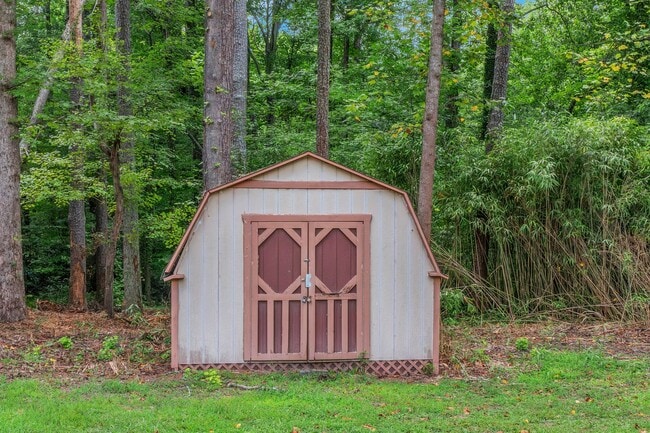Building Photo - Your new home Awaits!