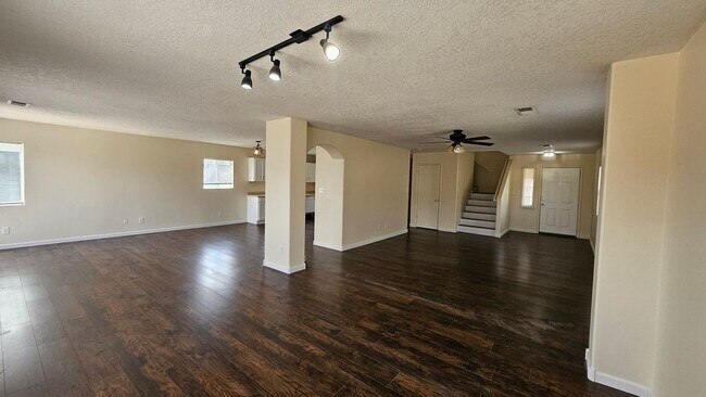 Building Photo - 5 Bed 3 Bath