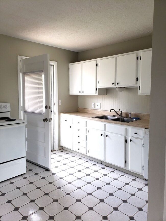Building Photo - Large 4 bed / 2 bath house for rent