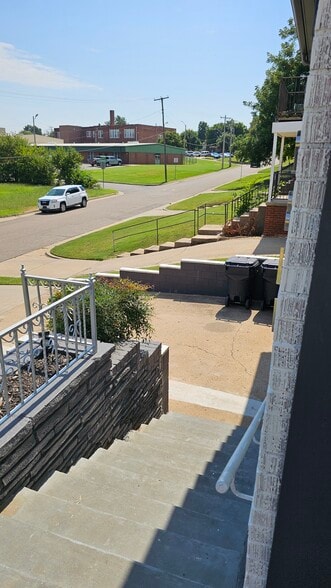 Building Photo - 2311 N Gatewood Ave