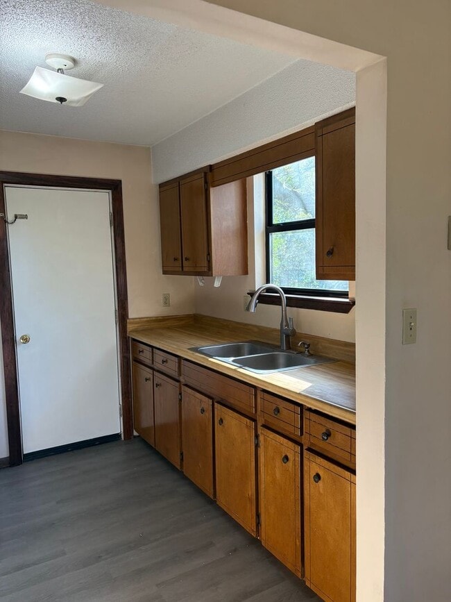 Building Photo - Quaint 2 Bedroom Duplex in Niceville!