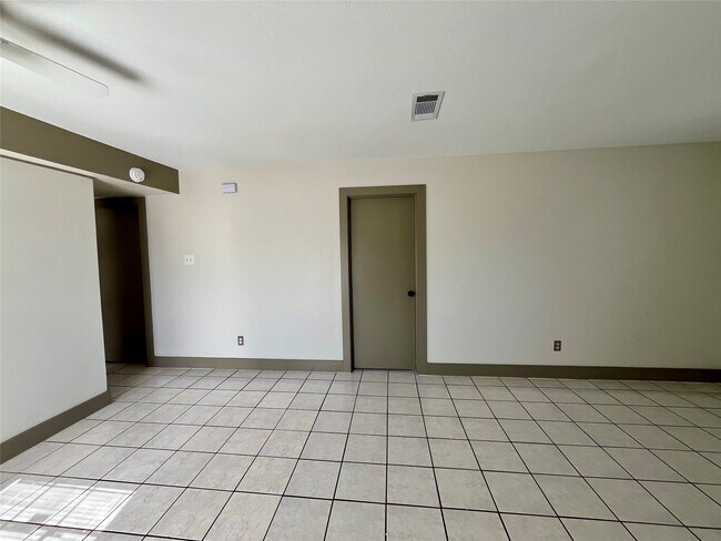 Building Photo - 1042 W Village Ct