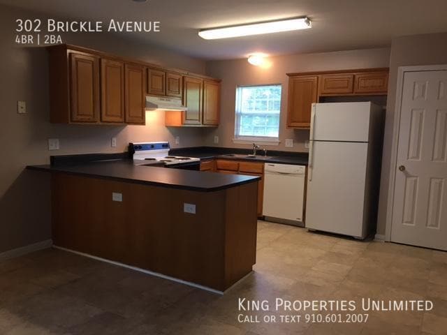 Building Photo - 302 Brickle Ave