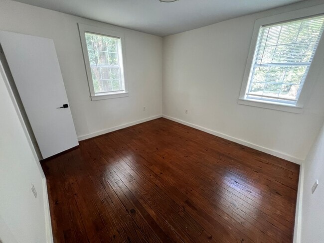Building Photo - Standalone home with yard close to Square!