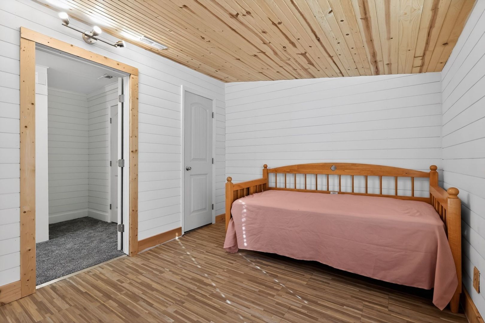 Building Photo - 992 N Maple St