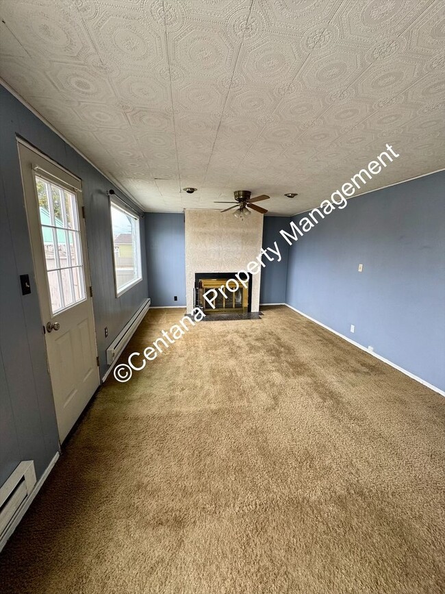 Building Photo - Pet friendly 2 bedroom house with a large lawn!
