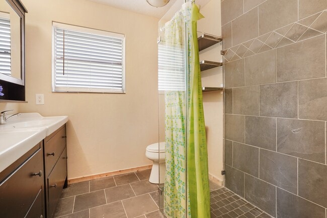 Building Photo - 3203 Silver Falls Dr