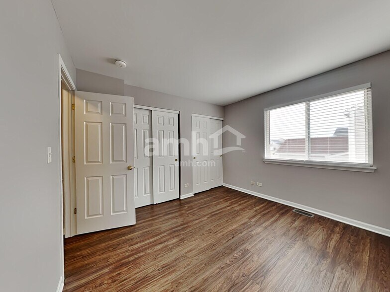 Building Photo - 2811 Stonebridge Dr