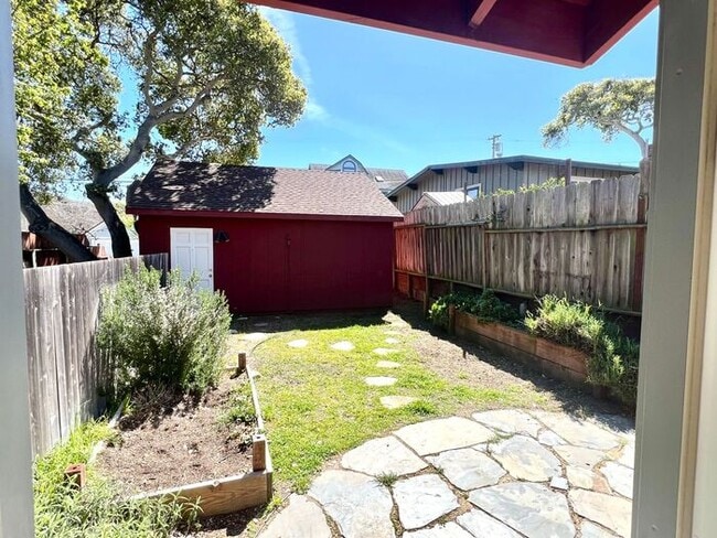 Building Photo - 5th Street Charm! Apply NOW!