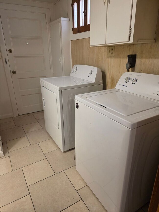 Building Photo - City Living